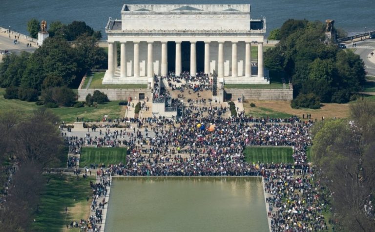 Protesto contra Donald Trump leva americanos às ruas de várias cidades dos EUA