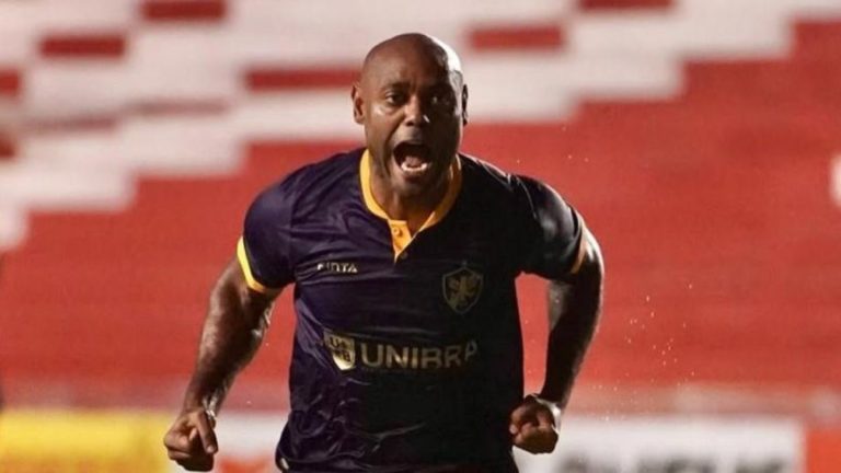 Retrô vence Ceará por 3 a 1 na despedida de Vagner Love