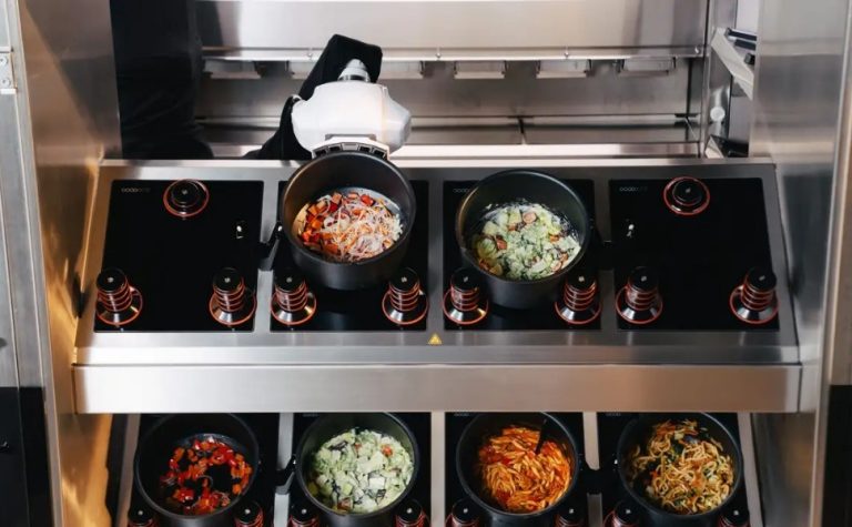 Robô cozinheiro com IA vence prêmio internacional de robótica