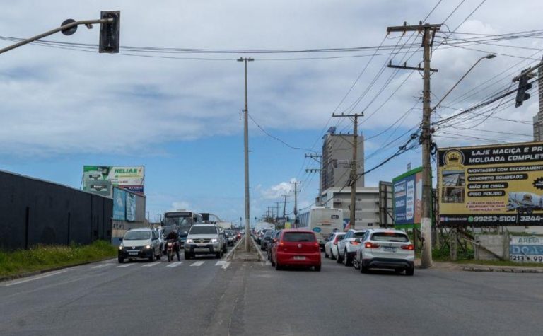 Rodovia do Sol interditada para retirada de postes em Vila Velha