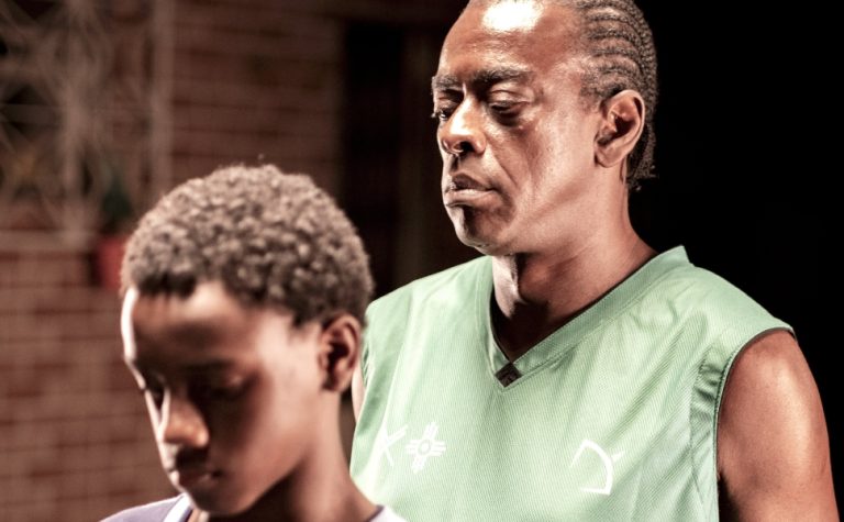 Seu Jorge vira “gênio dos desejos” de menino negro órfão em “Narciso”