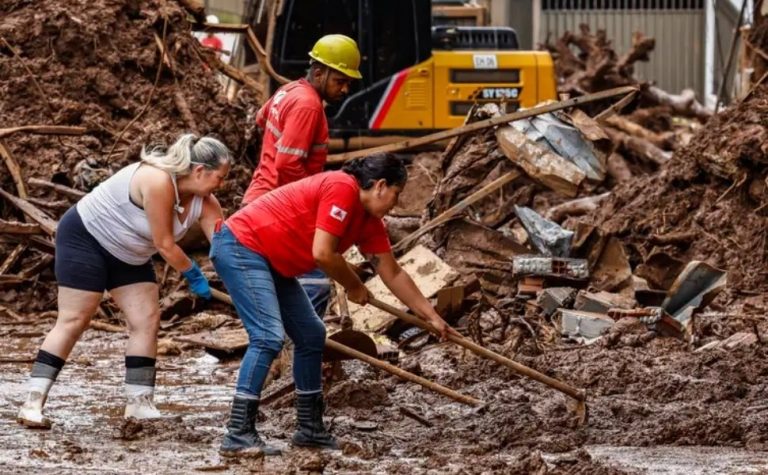 Sobe para 72 o número de mortos nas chuvas em Minas Gerais