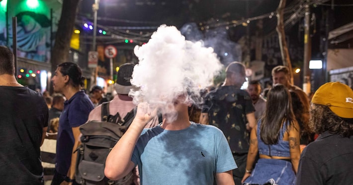 Uso de cigarro eletrônico (vape) entre adolescentes dispara no Brasil; meninas fumam mais