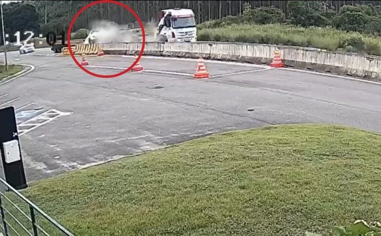 VÍDEO | Acidente entre carreta e carro deixa quatro feridos na BR-101 no ES