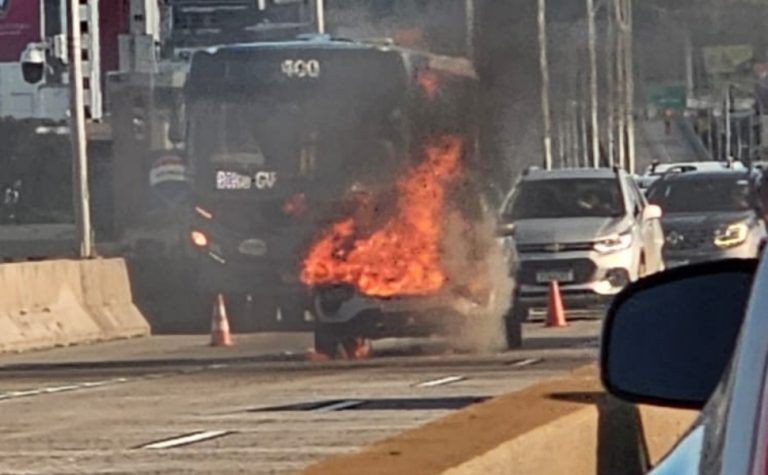 VÍDEO | Incêndio em veículo paralisa o trânsito na Terceira Ponte