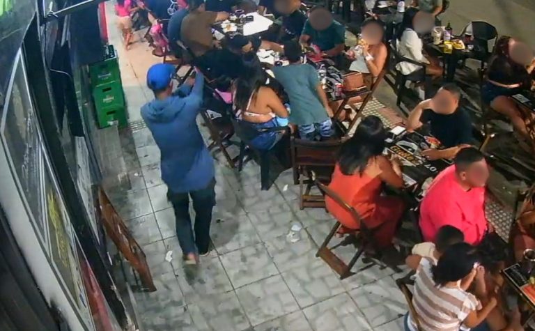 Homem é assassinado com tiro na cabeça em calçada de bar na Serra