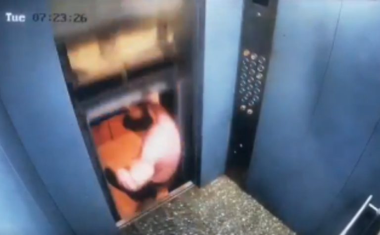 VÍDEO | Homem quase é esmagado ao sair de elevador após problema mecânico