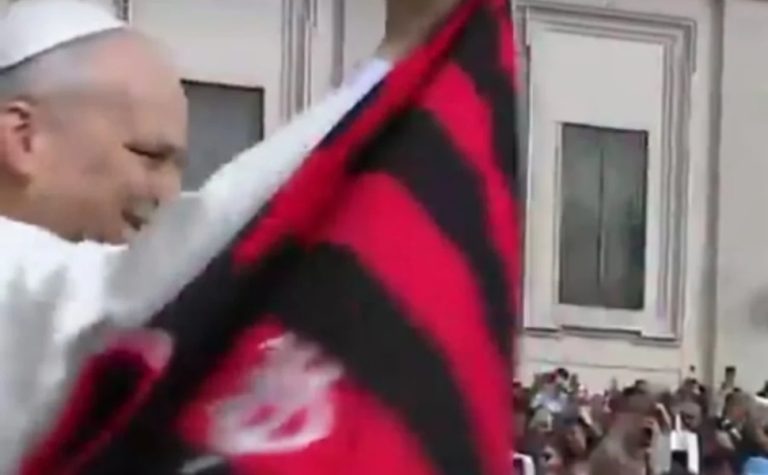 VÍDEO | Papa Leão 14 recebe camisa do Flamengo durante saudação no Vaticano