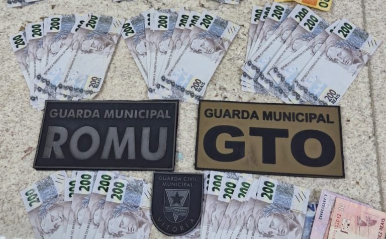 77 notas de falsas de R$ 200 são apreendidas escondidas dentro do banco de carro