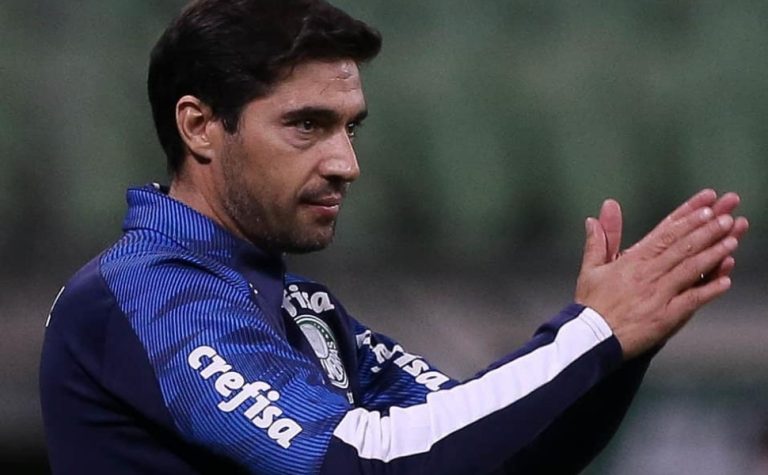 Abel Ferreira, do Palmeiras, tem pena reduzida pelo STJD, mas segue suspenso