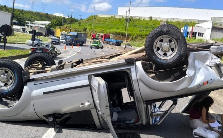 Acidente com capotamento interdita trecho da BR-101, em Viana