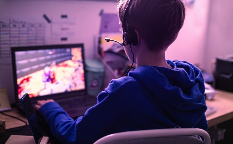 Adolescentes têm contas suspensas pelas plataformas de jogos digitais