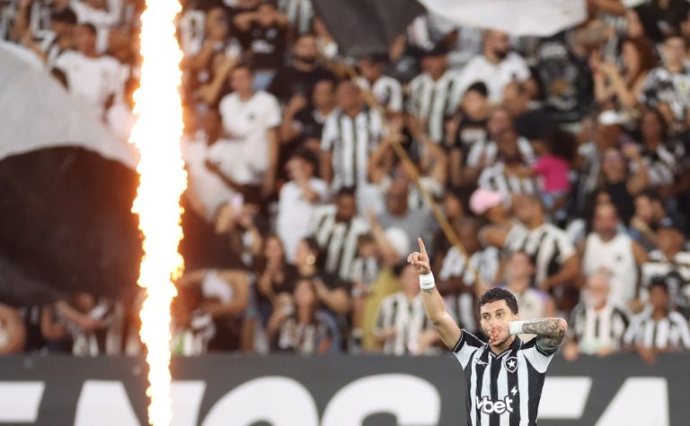 Alex Telles marca no fim, e Botafogo vence a Chapecoense na Copa do Brasil