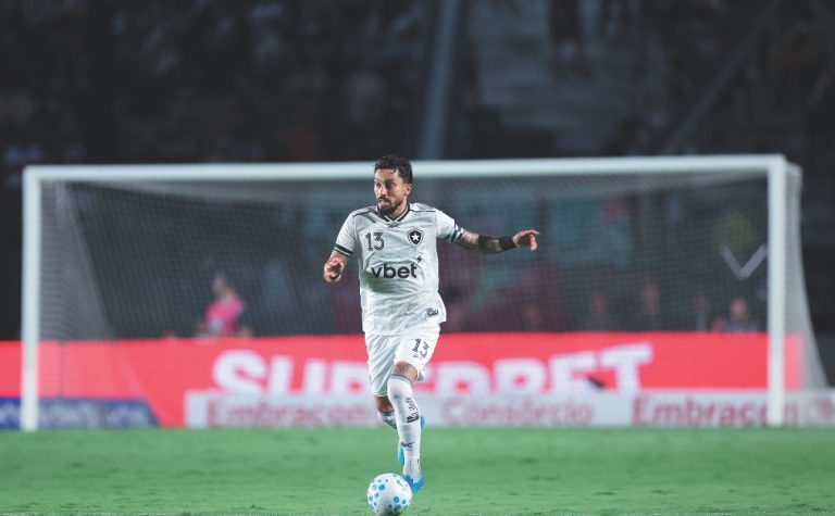 Após vitória no clássico, Alex Telles tranquiliza torcida do Botafogo