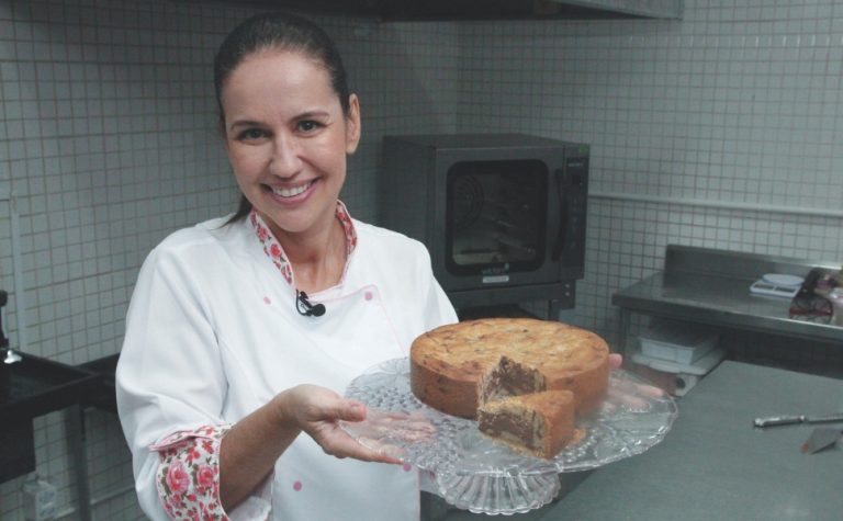 Aprenda a fazer uma torta de cookie crocante recheada com creme de avelã