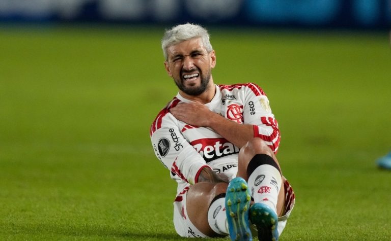 Arrascaeta vai passar por cirurgia após fraturar clavícula em jogo da Libertadores