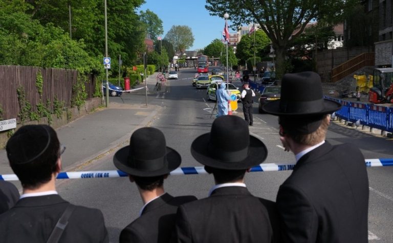 Ataque terrorista a faca em Londres deixa 2 feridos em bairro judaico