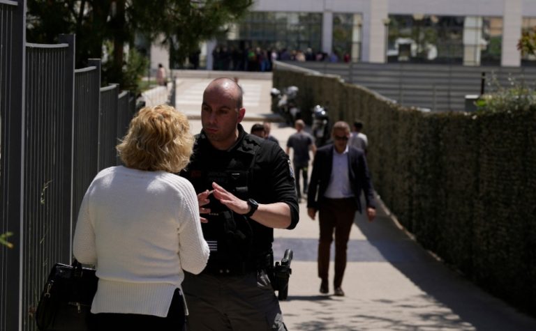 Atirador de 89 anos fere 5 pessoas em dois ataques no centro de Atenas