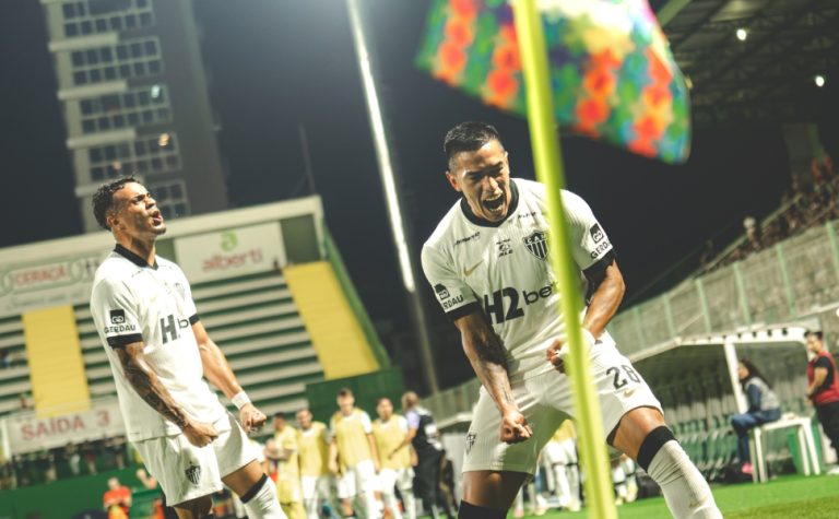 Atlético-MG faz primeiro tempo avassalador e goleia a Chapecoense na Arena Condá