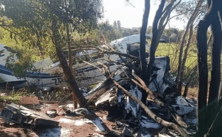 Avião com R$ 15 milhões em espécie cai no Paraguai e moradores saqueiam dinheiro