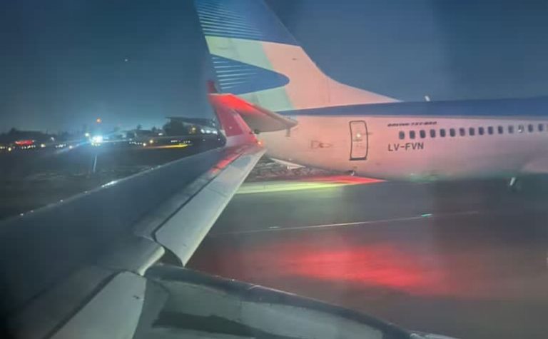 Avião da Latam com destino ao Brasil bate em aeronave argentina em aeroporto