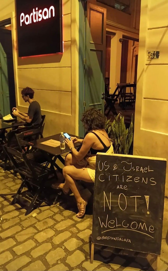 Bar no Rio é multado por placa dizendo que ‘cidadãos dos EUA e de Israel não são bem-vindos’