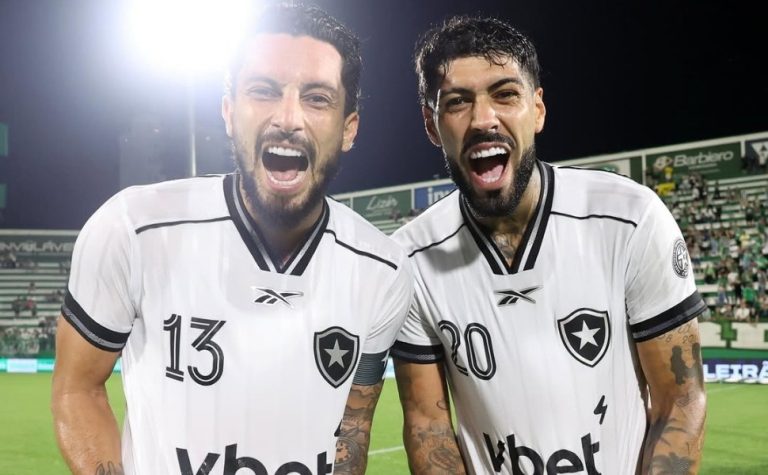 Botafogo atropela em 20 minutos, goleia Chape e pega elevador no Brasileiro