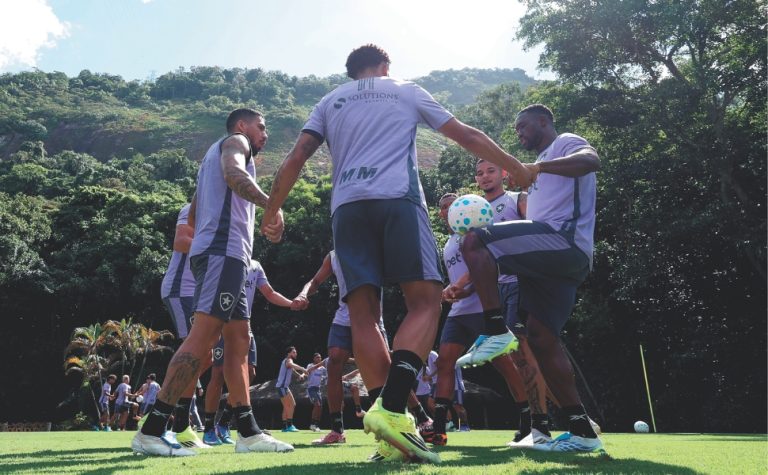 Botafogo joga em meio à crise
