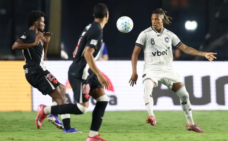 Botafogo vira sobre o Vasco e se afasta da zona de rebaixamento