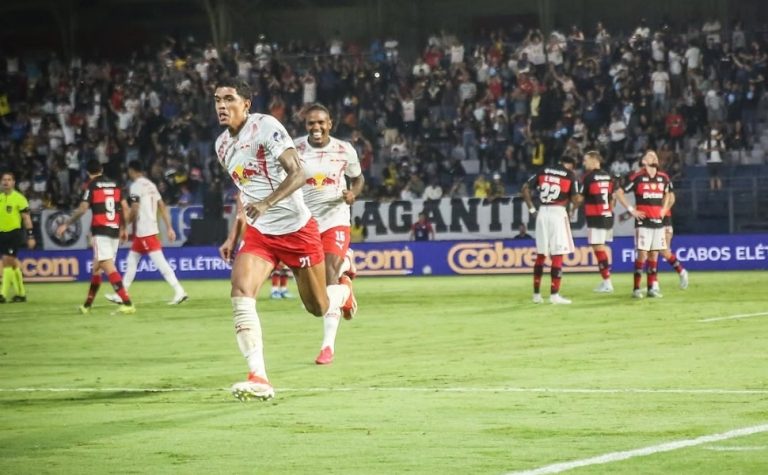 Bragantino atropela Flamengo em jogo com expulsão de Pulgar por agressão