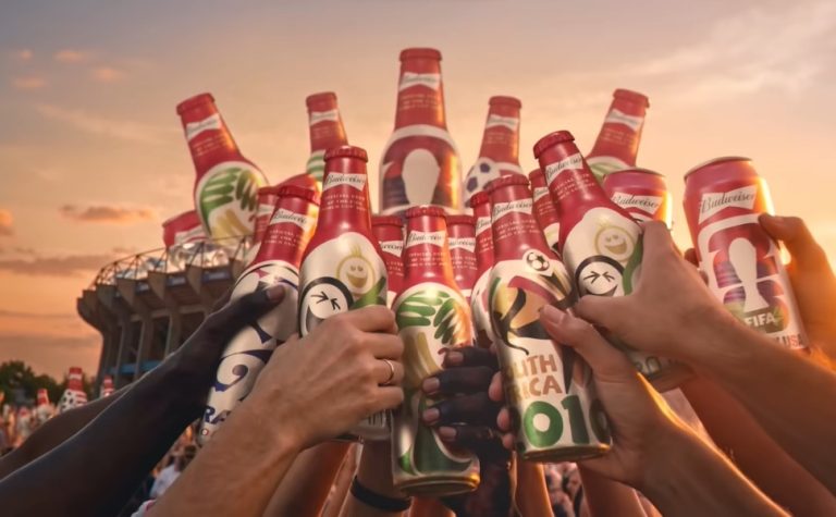 Budweiser lança garrafas colecionáveis e celebra 40 anos com a Copa