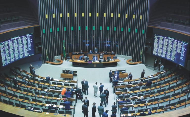 Câmara analisa projeto que suspende carteira de motorista por até 10 anos