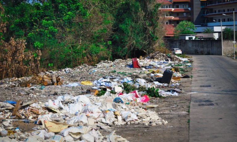 Câmara aprova multa para quem descartar lixo em vias públicas