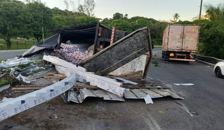 Caminhão tomba no viaduto do HMA, em Paulista. Local registra acidentes recorrentes