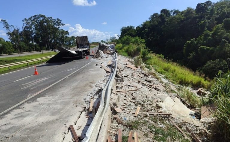 Carreta carregada de vidro tomba e interdita a BR-101 em Vila Velha