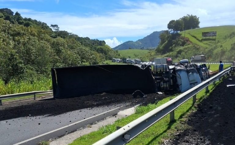 Carreta tomba e interdita trecho da BR-101 em Alfredo Chaves