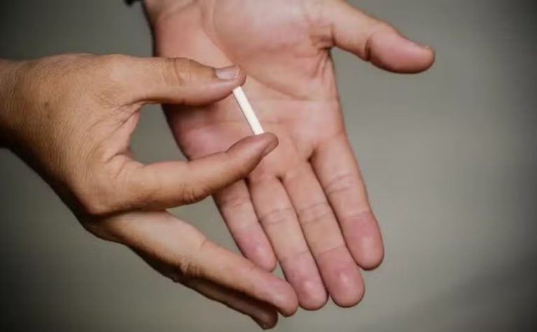 “Chip” com hormônio, usado por Zé Felipe, pode ser perigoso, dizem médicos
