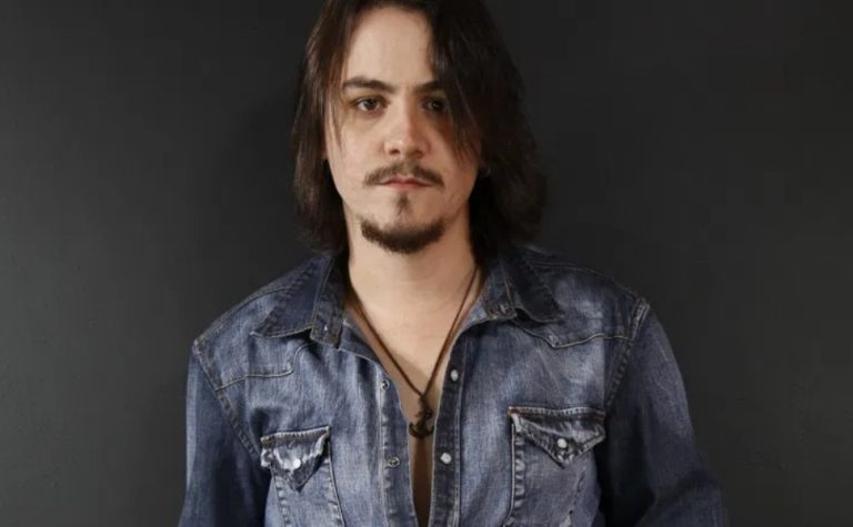 Clássicos da música internacional com Dino Fonseca em Pedra Azul