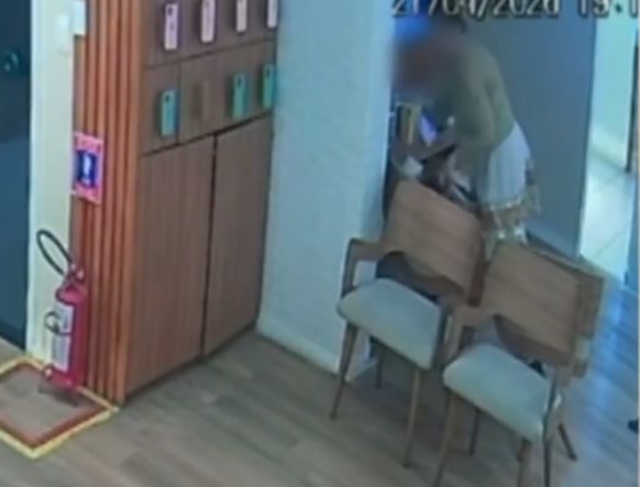 Cliente é flagrada furtando celulares em uma loja no Centro do Recife