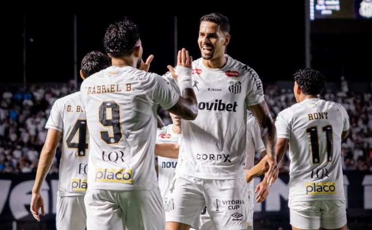 Com Neymar de volta e Cuca expulso, Santos bate Atlético-MG e reduz pressão