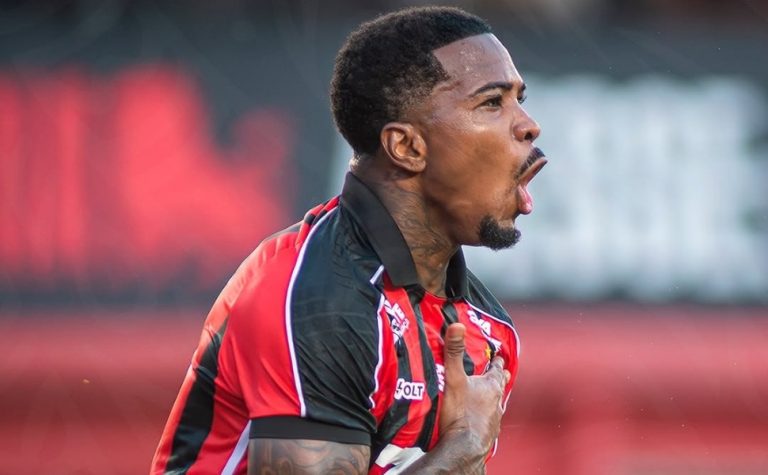 Com um a mais, Vitória ganha de um apático São Paulo em Salvador