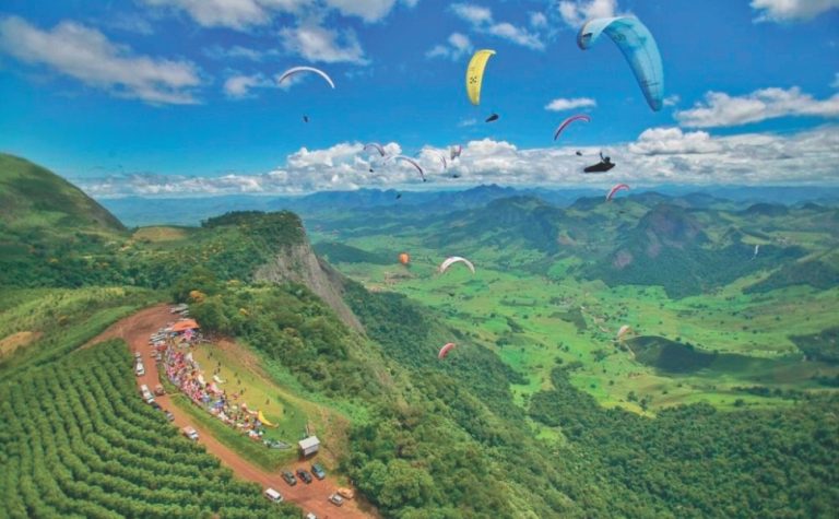 Competição de parapente colore o céu de Castelo com pilotos de 22 países