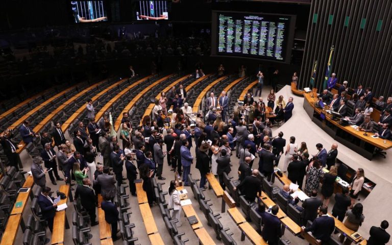 Congresso derruba veto de Lula e reduz penas para condenados por tentativa de golpe