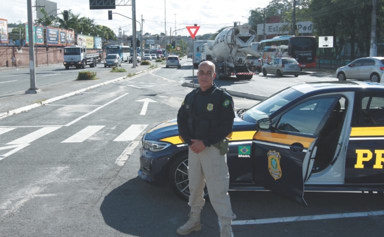 Contramão e alta velocidade para fugir de fiscalização
