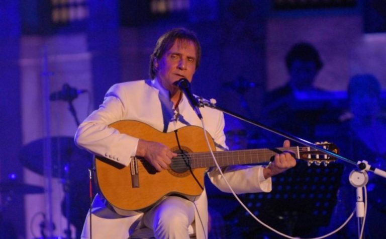 Cores específicas e 160 rosas: os pedidos de Roberto Carlos para show no ES