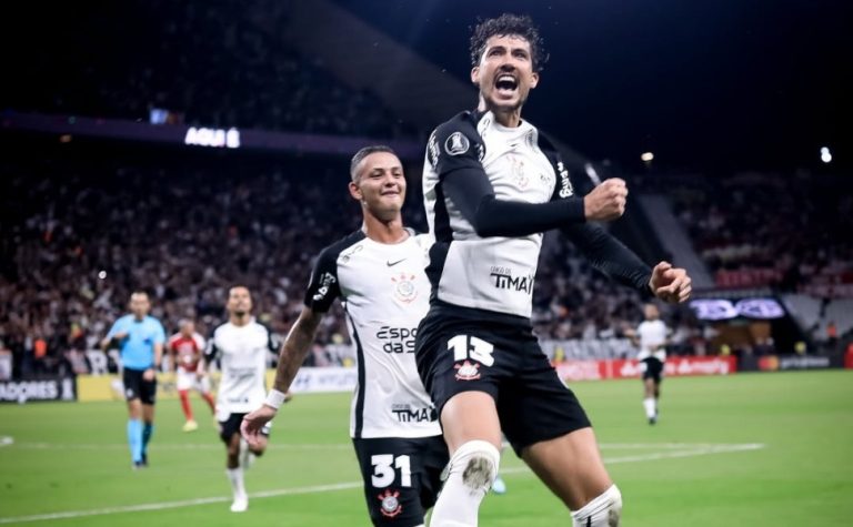 Corinthians decide pelo alto, vence o Santa Fé e dispara na Libertadores