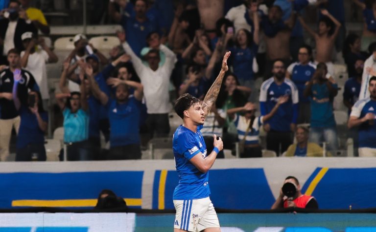 Cruzeiro domina o Vitória na estreia de Artur Jorge e desencanta no Brasileirão