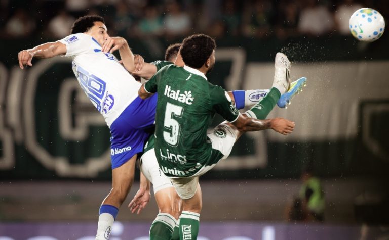 Cruzeiro ensaia virada, mas toma gol no último lance e cede empate ao Goiás