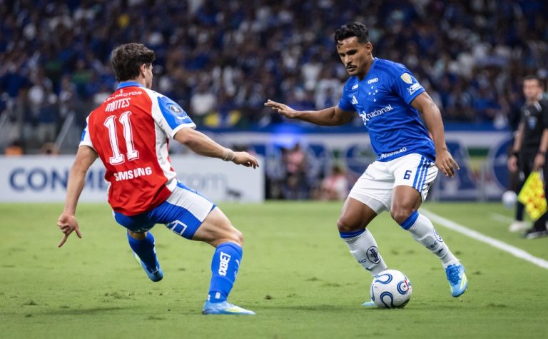 Cruzeiro vacila no fim, perde para a Católica em casa e se complica na Libertadores