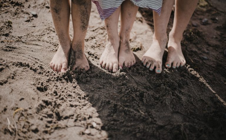 Deitar e brincar na terra, na grama e na areia pode causar doenças